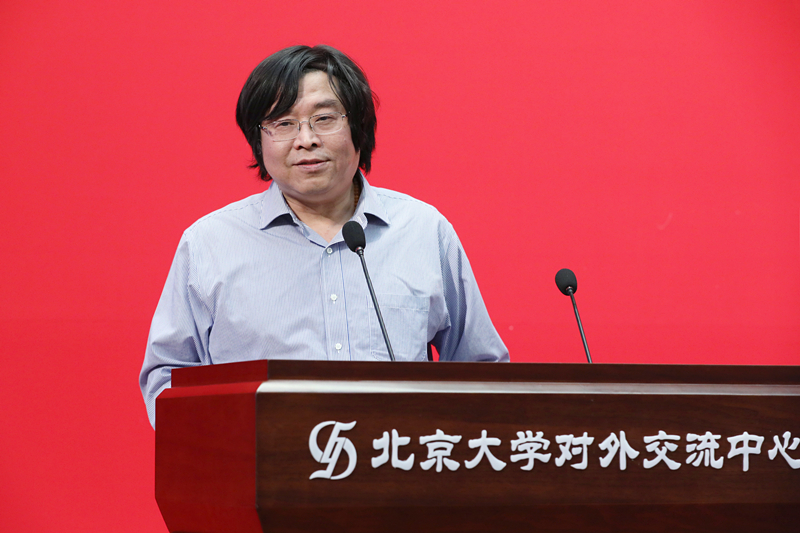 樊文飞作主旨报告.jpg 樊文飞作主旨报告.jpg